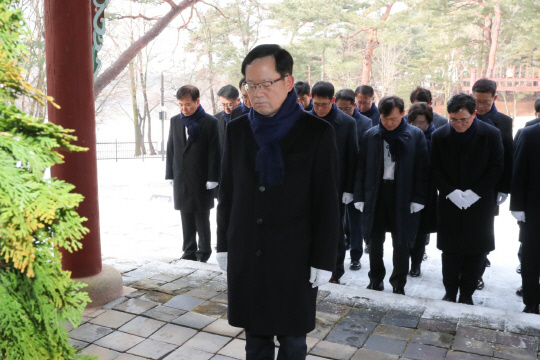 1일 경기도 홍유릉에서 조병규(맨 앞) 우리은행장과 경영진들이 우리은행 설립의 참뜻을 되새기며 참배를 하고 있다. 우리은행 제공.